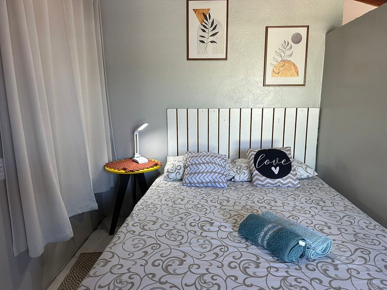 Apto com A/C, estacionamento, bem localizado