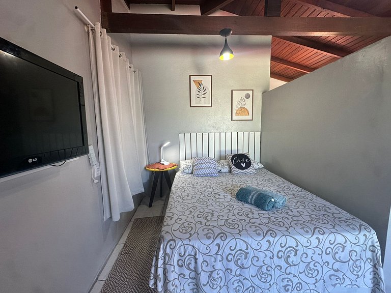 Apto com A/C, estacionamento, bem localizado