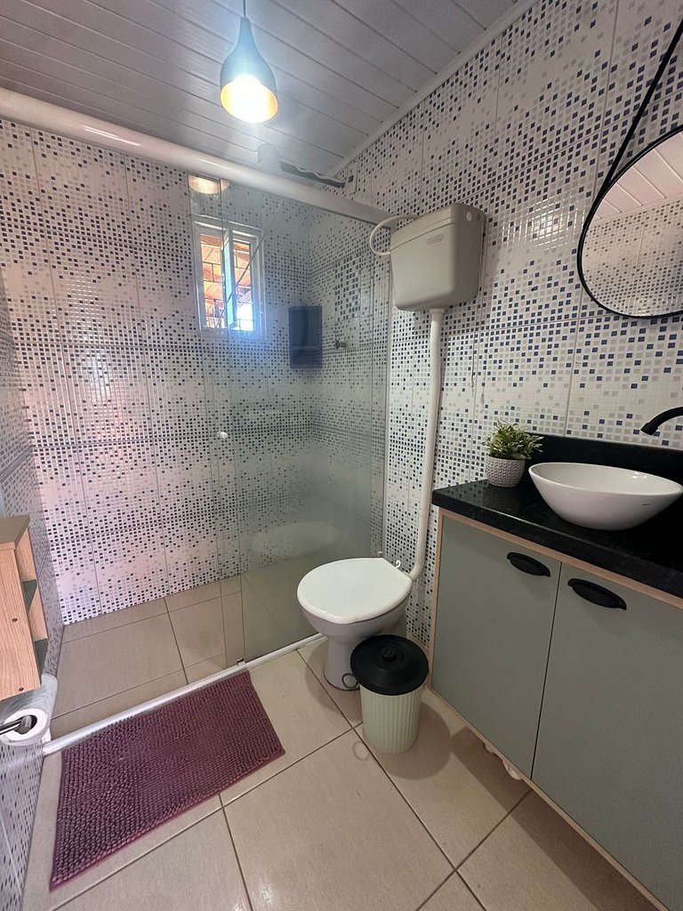 Apto com A/C, estacionamento, bem localizado