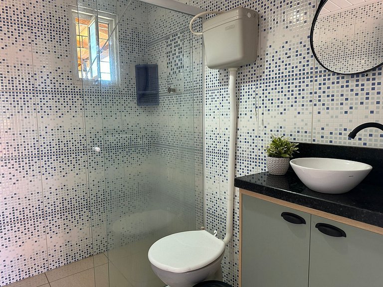 Apto com A/C, estacionamento, bem localizado