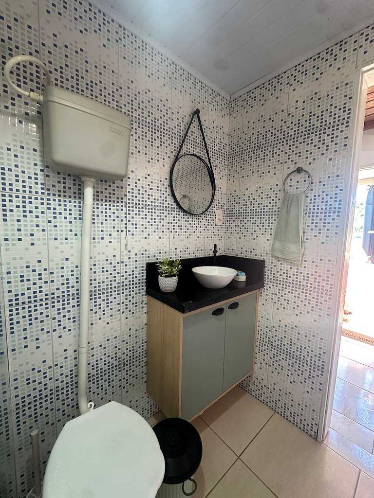 Apto com A/C, estacionamento, bem localizado