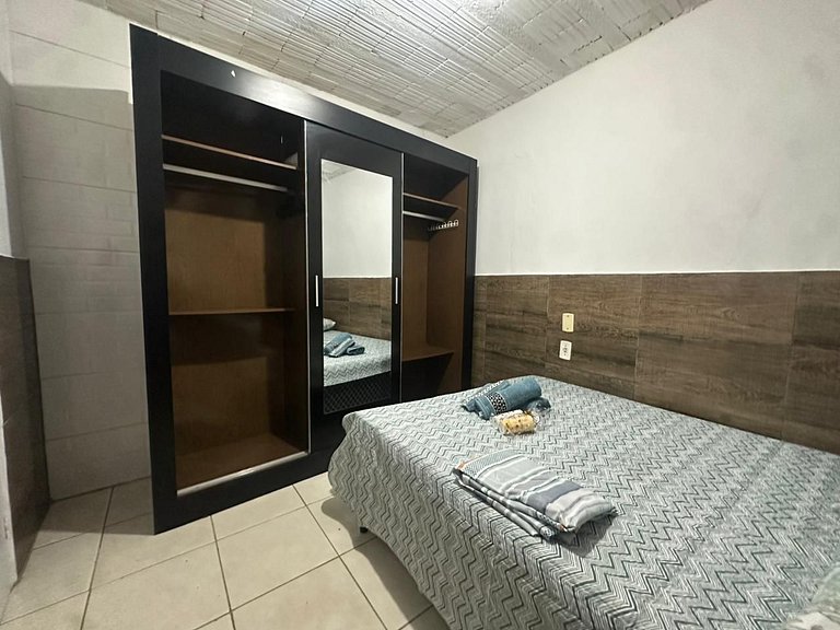 Completo, próximo aos comércios e a praia