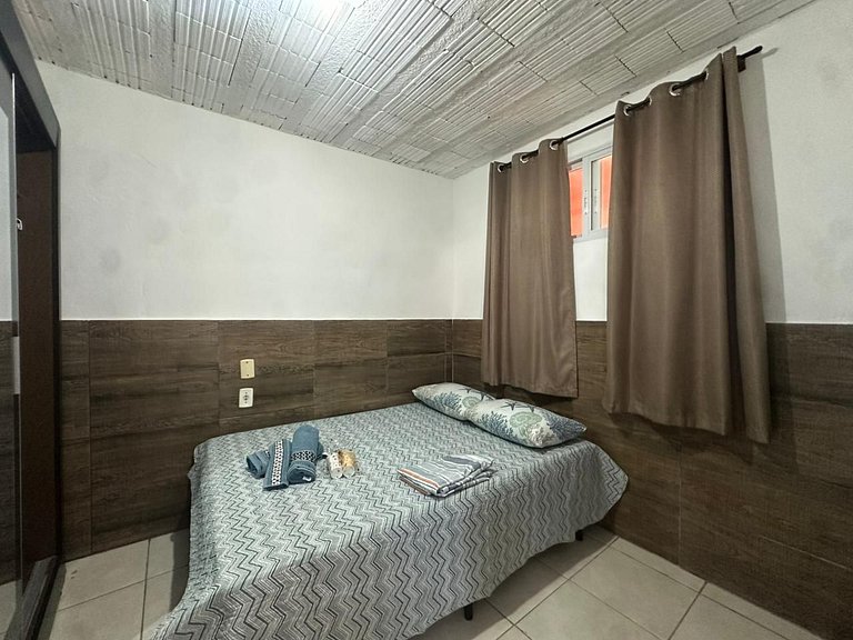 Completo, próximo aos comércios e a praia