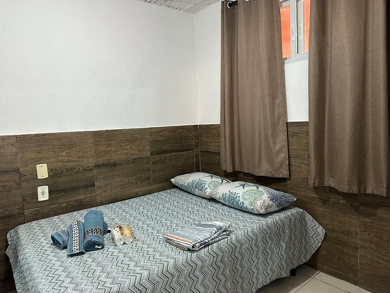 Completo, próximo aos comércios e a praia