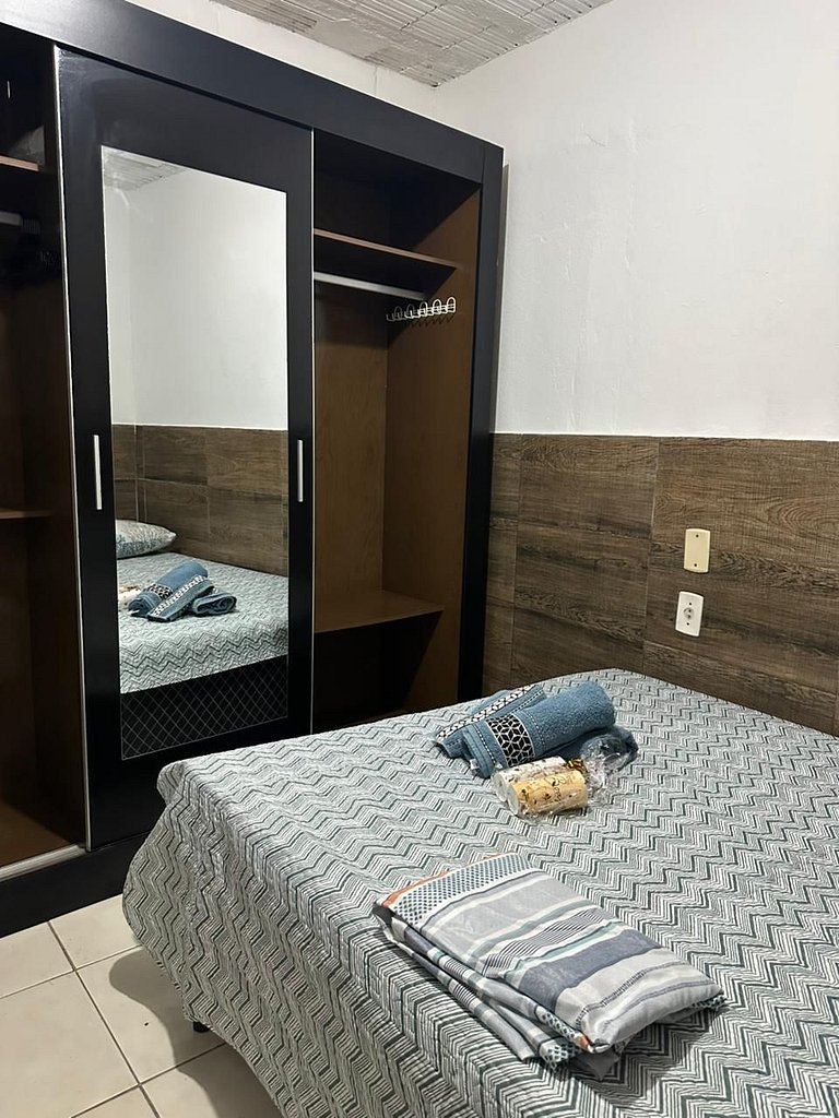 Completo, próximo aos comércios e a praia