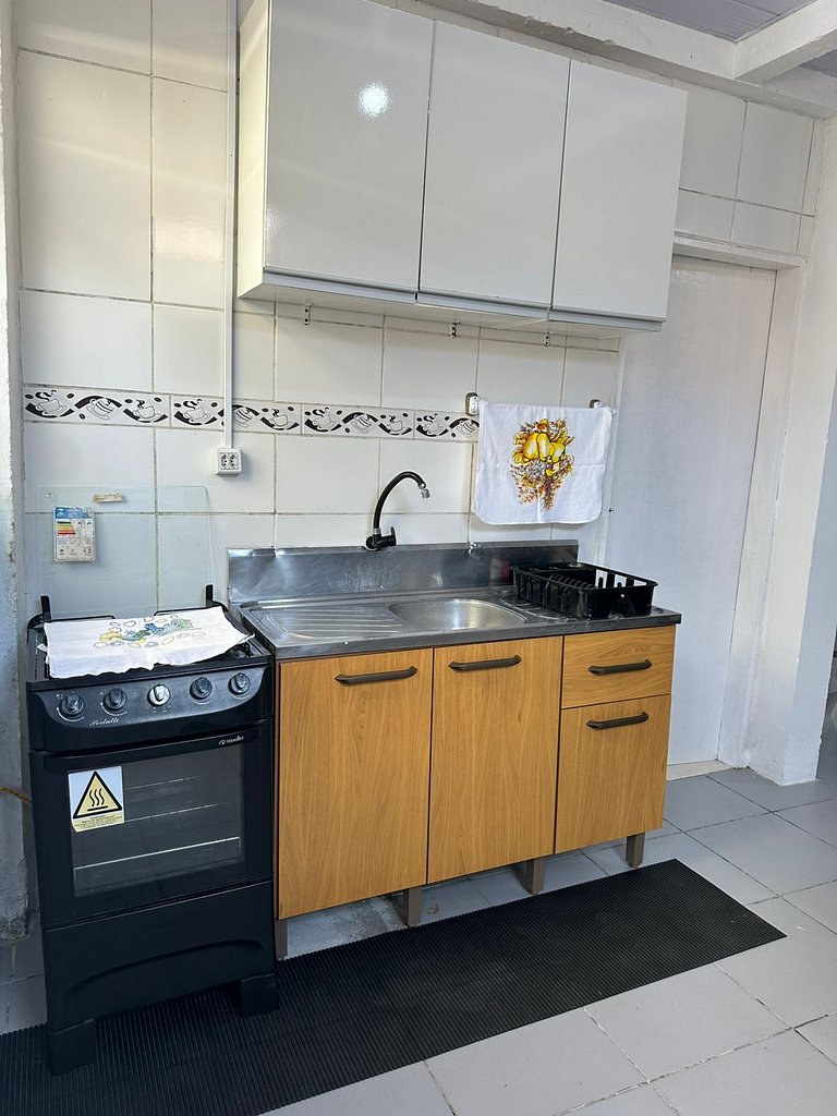 Completo, próximo aos comércios e a praia