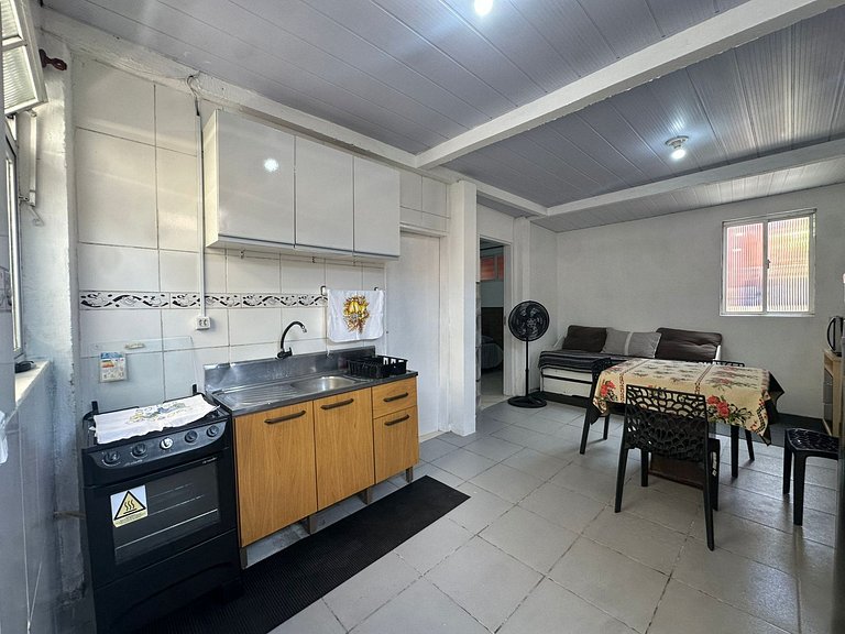 Completo, próximo aos comércios e a praia