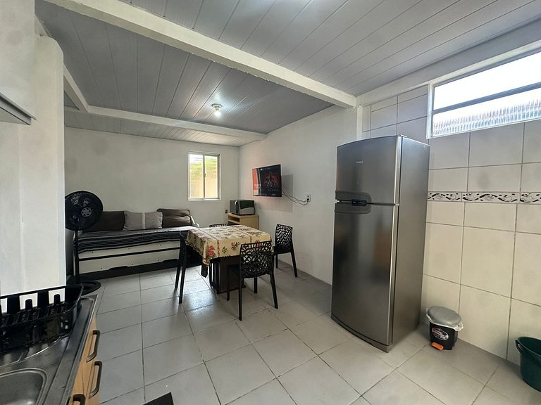 Completo, próximo aos comércios e a praia