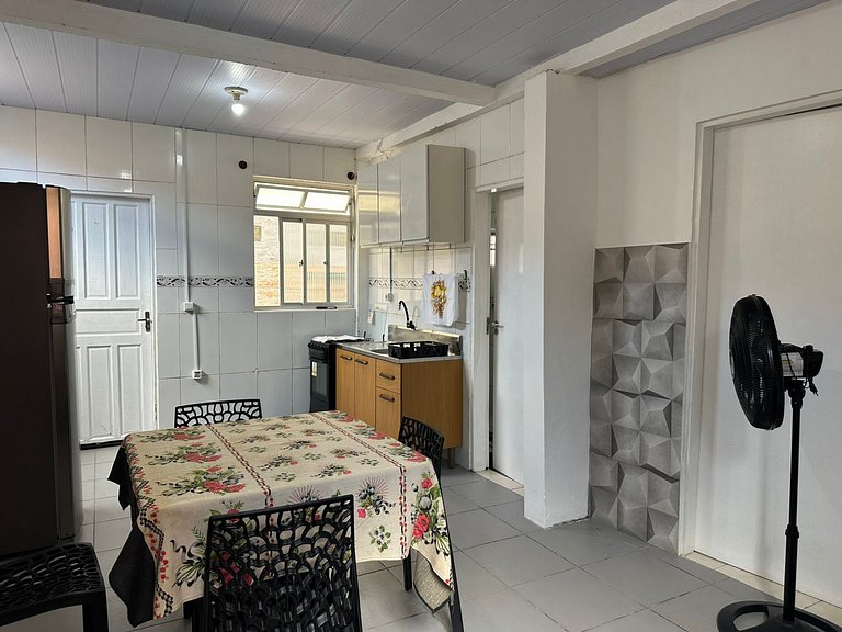 Completo, próximo aos comércios e a praia