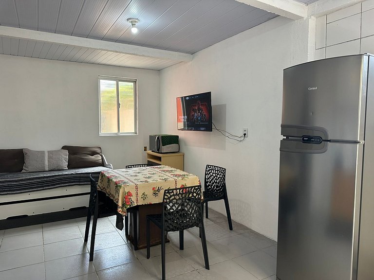 Completo, próximo aos comércios e a praia