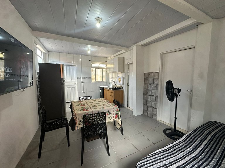 Completo, próximo aos comércios e a praia