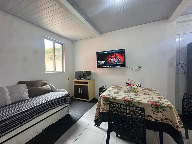 Completo, próximo aos comércios e a praia