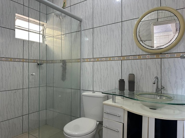 Completo, próximo aos comércios e a praia