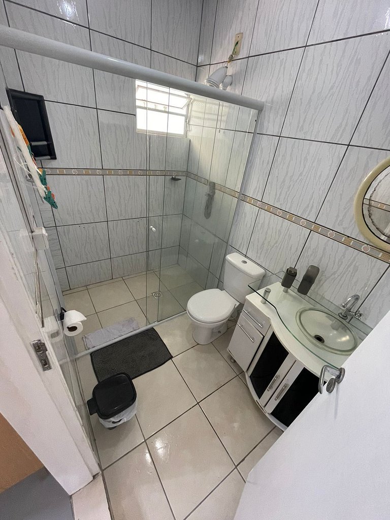 Completo, próximo aos comércios e a praia