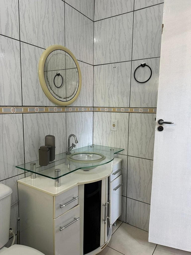 Completo, próximo aos comércios e a praia