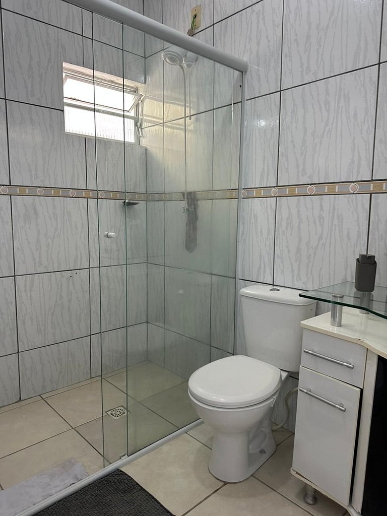 Completo, próximo aos comércios e a praia