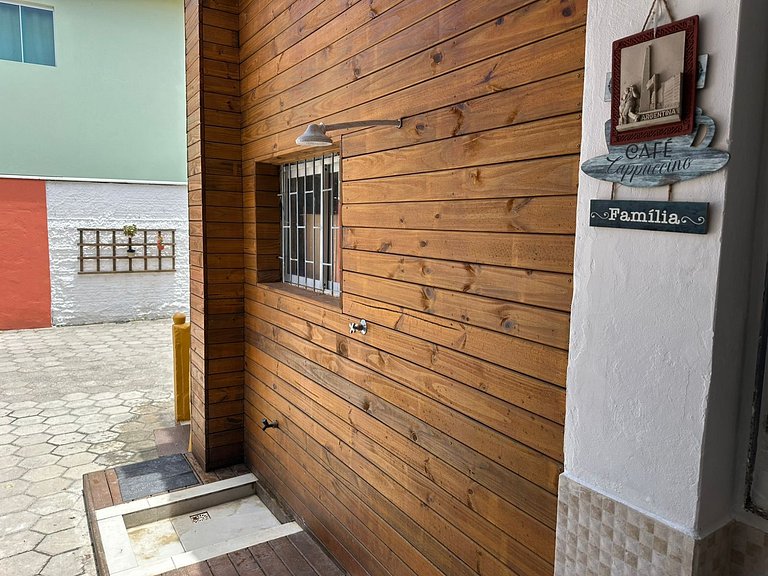 Completo, próximo aos comércios e a praia