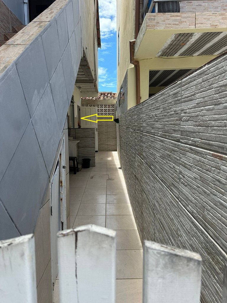 Completo, próximo aos comércios e a praia