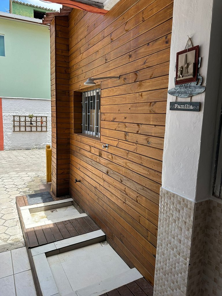 Completo, próximo aos comércios e a praia