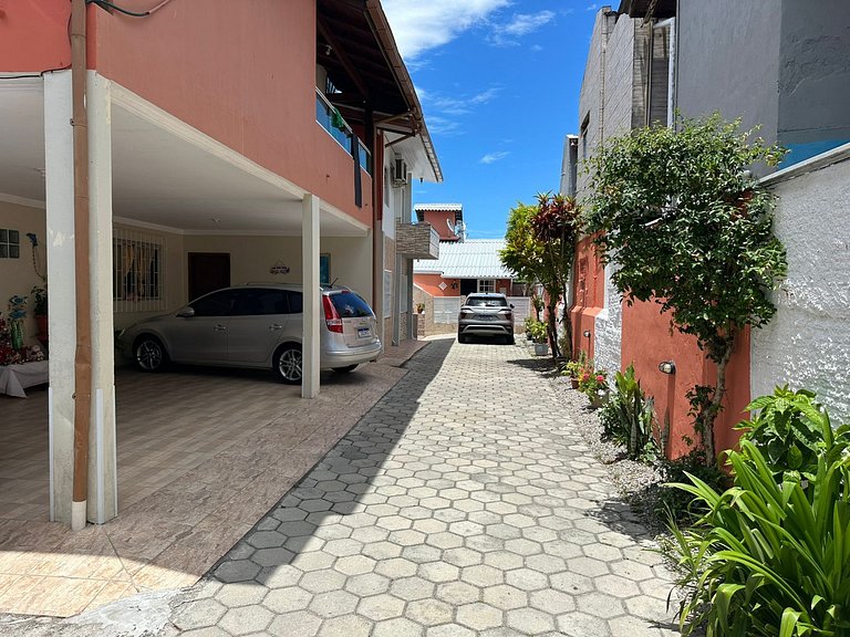 Completo, próximo aos comércios e a praia