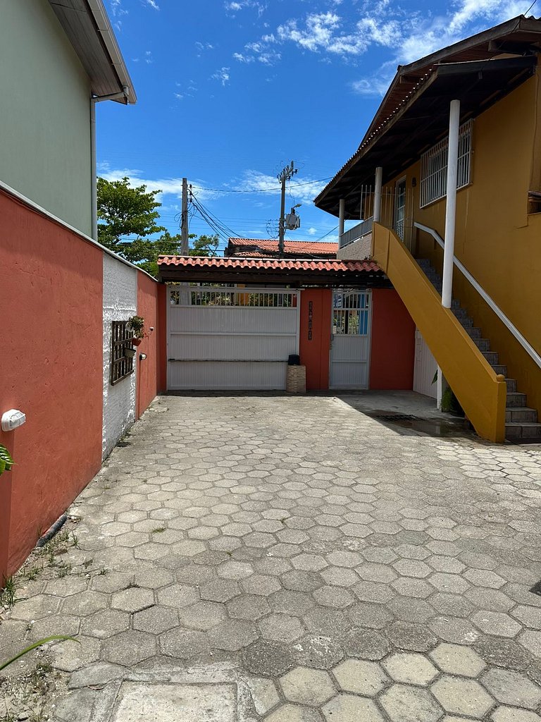 Completo, próximo aos comércios e a praia