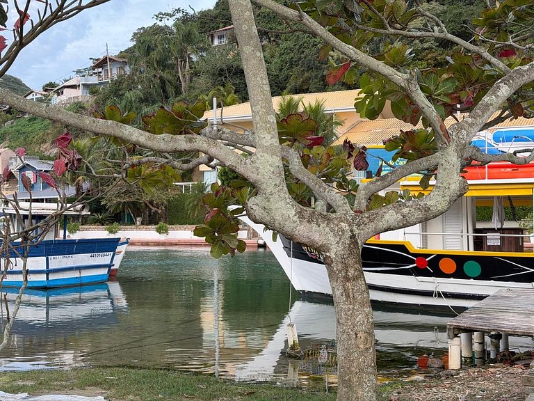 Casa ampla a 30m do canal e 400m da praia da Barra