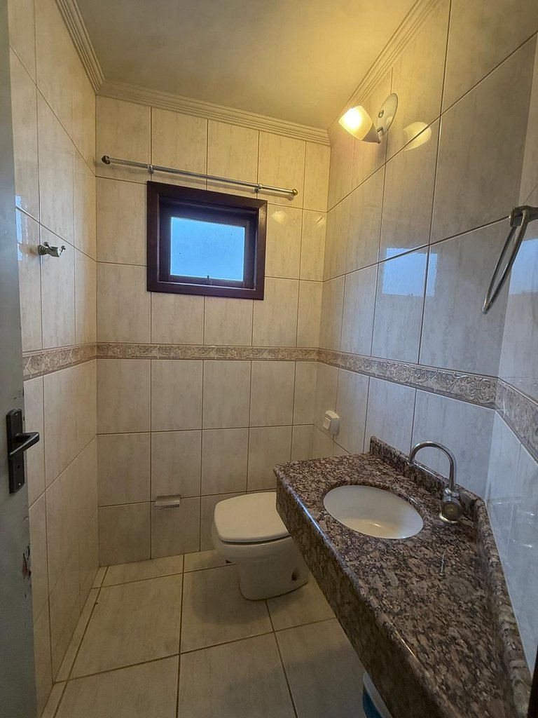 Casa ampla a 30m do canal e 400m da praia da Barra