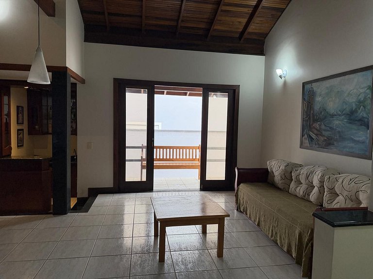 Casa ampla a 30m do canal e 400m da praia da Barra
