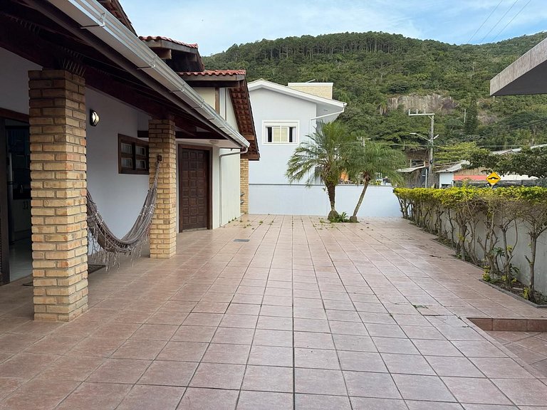 Casa ampla a 30m do canal e 400m da praia da Barra