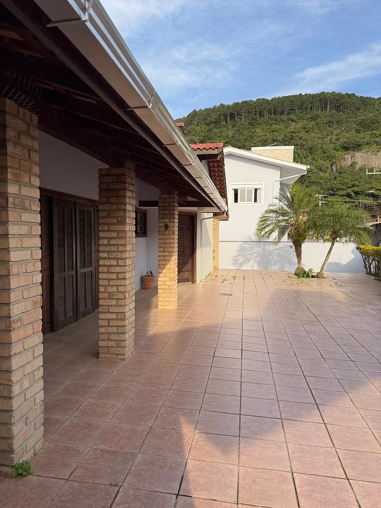 Casa ampla a 30m do canal e 400m da praia da Barra
