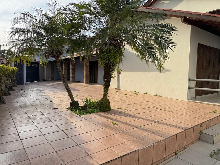 Casa ampla a 30m do canal e 400m da praia da Barra