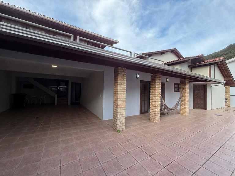 Casa ampla a 30m do canal e 400m da praia da Barra