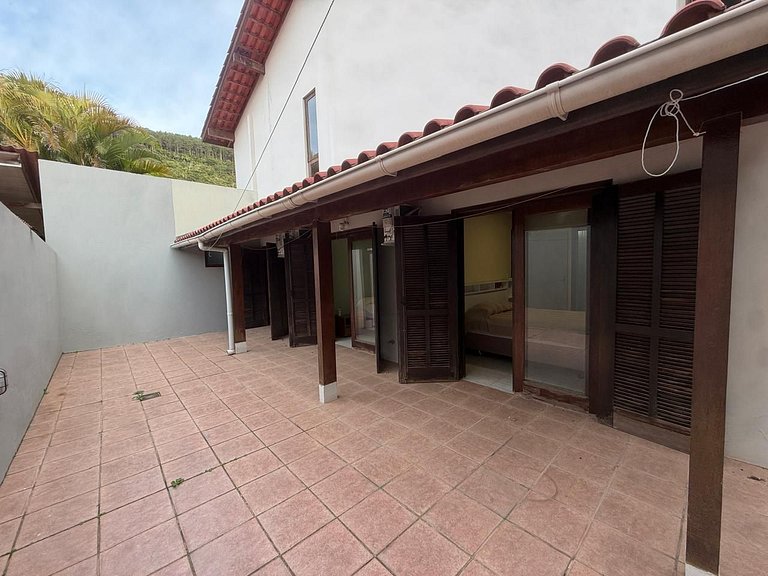 Casa ampla a 30m do canal e 400m da praia da Barra