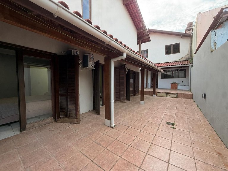 Casa ampla a 30m do canal e 400m da praia da Barra