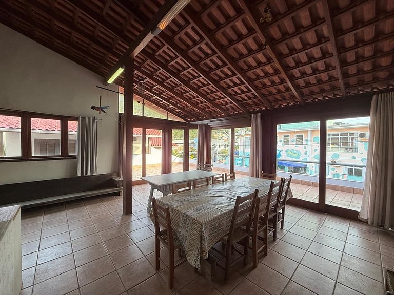 Casa ampla a 30m do canal e 400m da praia da Barra