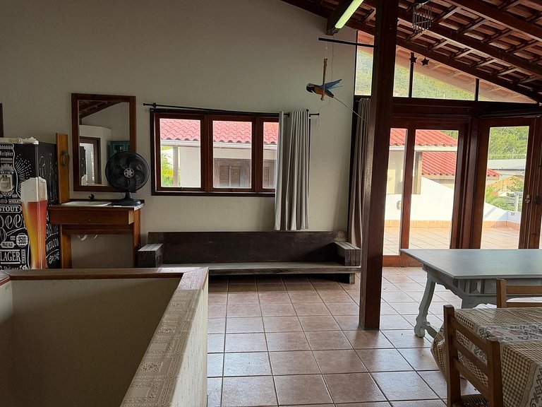 Casa ampla a 30m do canal e 400m da praia da Barra