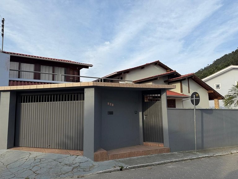 Casa ampla a 30m do canal e 400m da praia da Barra