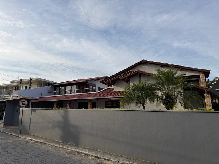 Casa ampla a 30m do canal e 400m da praia da Barra