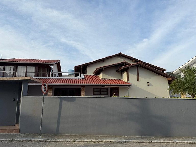Casa ampla a 30m do canal e 400m da praia da Barra