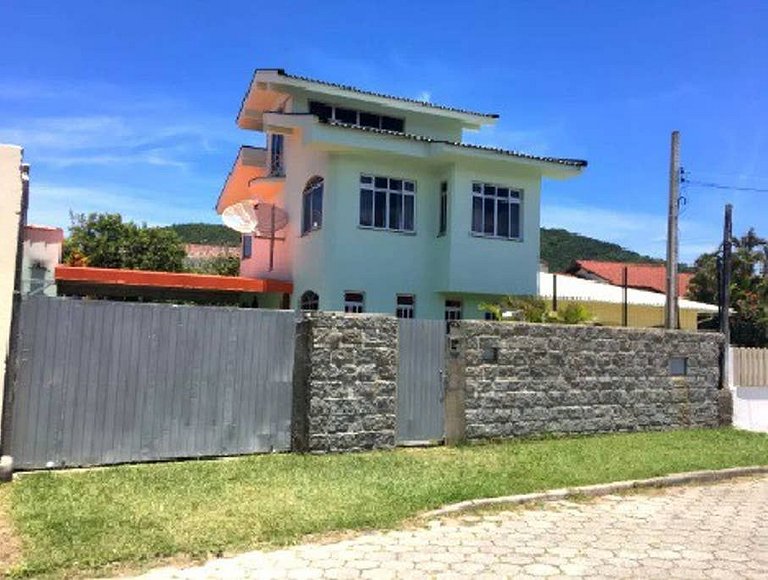 Casa com amplo terreno perto da praia